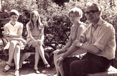 Eva-Louise Svensson, Mary Kahlenberg, unknown visitor, and Norman Finch in the garden at Acton